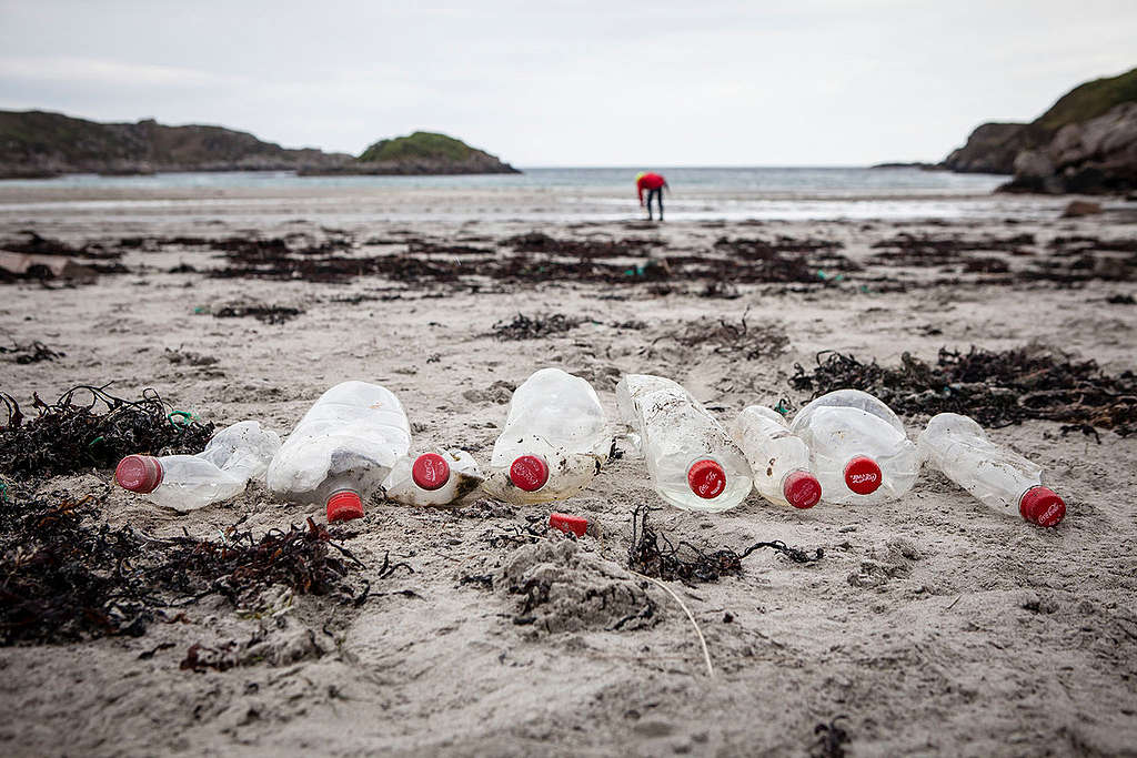 Coke Bottles Found on Mull Beach in Scotland. © Will Rose / Greenpeace