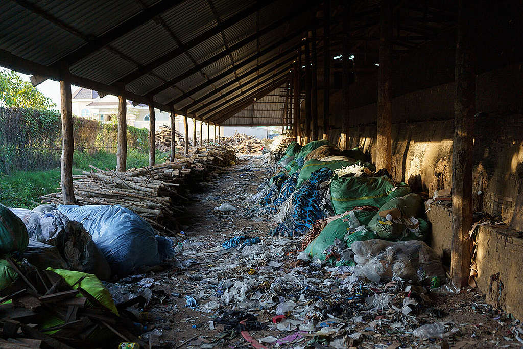 Residuos textiles para la incineración en hornos en Camboya © Thomas Cristofoletti / Unearthed / Greenpeace