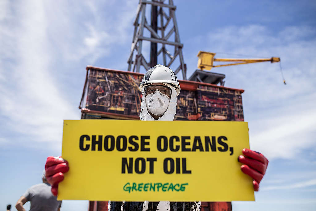 The organizations Greenpeace, Surfrider Argentina and the Argentine Surf Association approached Playa Grande today with a recreation of an oil tower over 3 meters high, accompanied by the message Argentine Sea Without Oil, Climate Justice NOW ©Gabriel Bulacio/Greenpeace