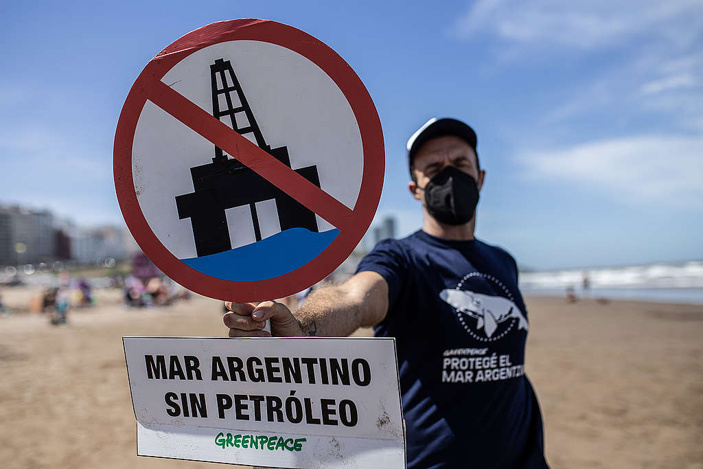 The organizations Greenpeace, Surfrider Argentina and the Argentine Surf Association approached Playa Grande today with a recreation of an oil tower over 3 meters high, accompanied by the message Argentine Sea Without Oil, Climate Justice NOW. ©Gabriel Bulacio/Greenpeace