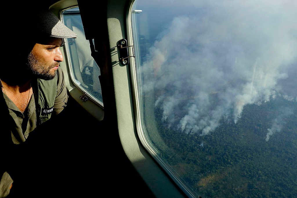 Overflight on Amazon Forest Fires with Bruno Gagliasso and Giovanna Ewbank.