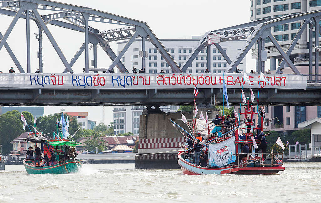 On the bridge, the banner says: 