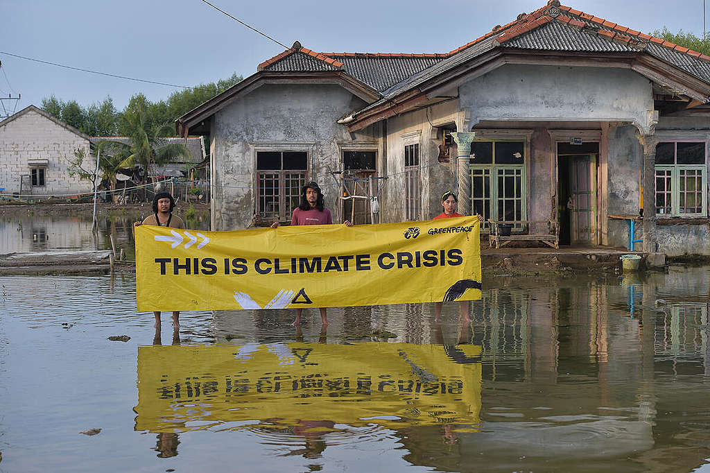 Greenpeace Indonesia holds a Chasing The Shadow (CATS) bicycle tour from Jakarta to Bandung, Semarang, Surabaya and finish in Bali to bearing witness the climate crisis impacts in Indonesia. The first leg is from Jakarta to Bandung city. © Veri Sanovri / Greenpeace