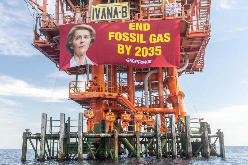 Greenpeace activists from Croatia, Hungary, Poland and Ireland have scaled the gas rig Ivana B in the north of the Adriatic Sea, some 50 kilometres away from the Croatian coast. Activists unfolded a banner with the image of Ursula von der Leyen calling the President of the European Commission to plan a phase-out of fossil gas by 2035 and boost energy transition towards renewables in the European Union. © Bojan-Haron Markicevic / Greenpeace