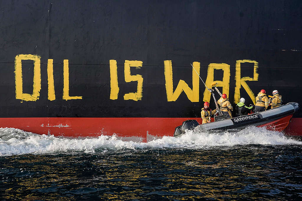 Greenpeace activists demonstrate in the Fehmarn Belt with a RHIB (rigid-hull inflatable boat) against oil imports from Russia, which help finance Putin's war in Ukraine. The activists paint "OIL IS WAR" on the side of the tanker “Stamos”, that delivers crude oil from the Russian Baltic port of Ust-Luga to Rotterdam. © Axel Heimken / Greenpeace