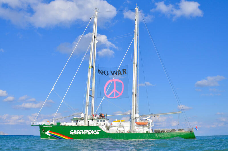 The Rainbow Warrior crew hoists an anti-war message in the Mediterranean to call for peace in the Ukraine. © Nicoletta Zarifi / Greenpeace