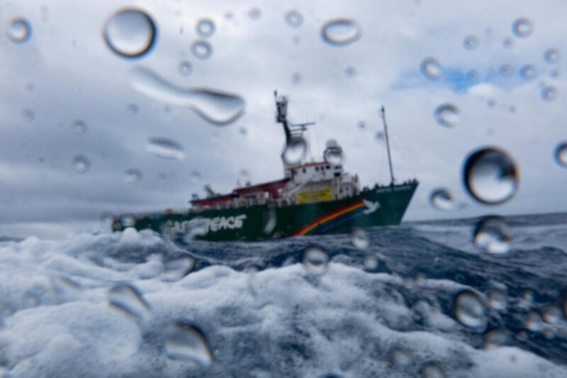 The Greenpeace ship Arctic Sunrise and crew are exposing the industrial fishing of sharks in the North Atlantic during July 2022. EU fishing fleets from Spain and Portugal are consistently fishing in shark nursery grounds in the North Atlantic using longlines. The North Atlantic’s longline fishery nominally targets swordfish, but has transitioned to rely on shark bycatch to remain profitable. Regulations have failed to keep pace putting sharks, a keystone species, at severe risk. Deliberately ignoring recommendations by scientists and civil society has led to North Atlantic shortfin mako sharks becoming endangered. Global shark populations have plummeted by 70% in the last 50 years. © Pedro Armestre / Greenpeace