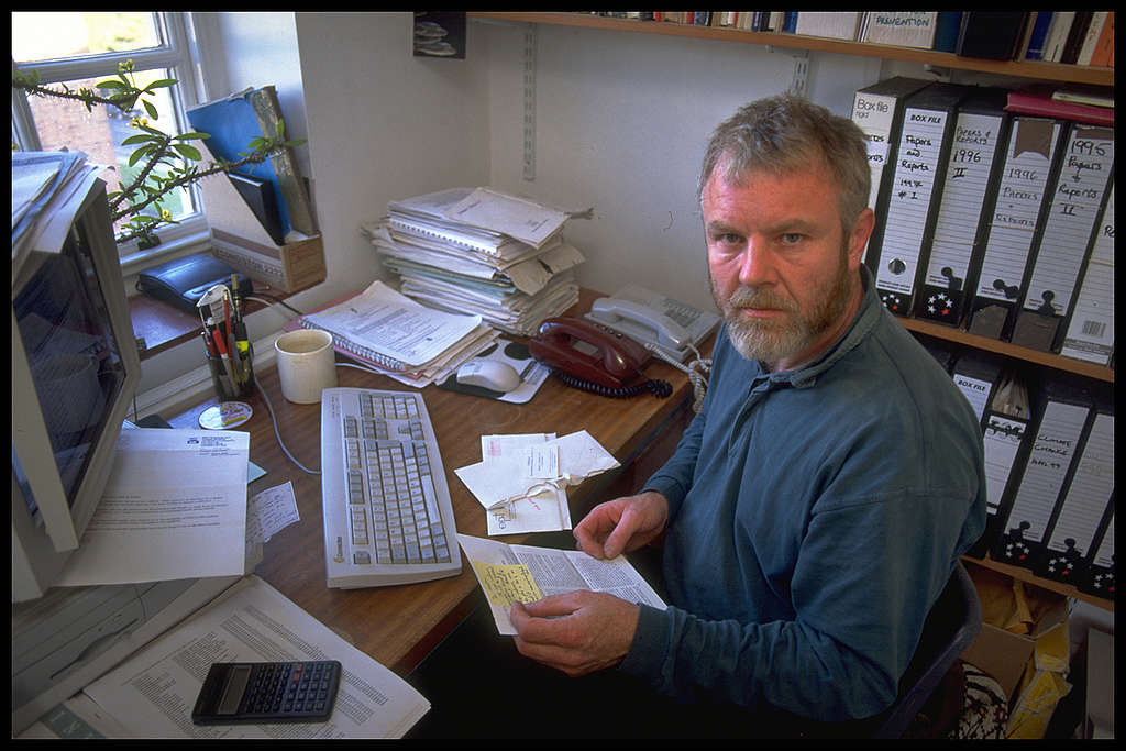 Scientist Paul Johnston at work in Greenpeace Exeter lab, 1997. © Greenpeace / Steve Morgan © Greenpeace / Steve Morgan Greenpeace Exeter Laboratory - UK - (1997). © Greenpeace / Steve Morgan