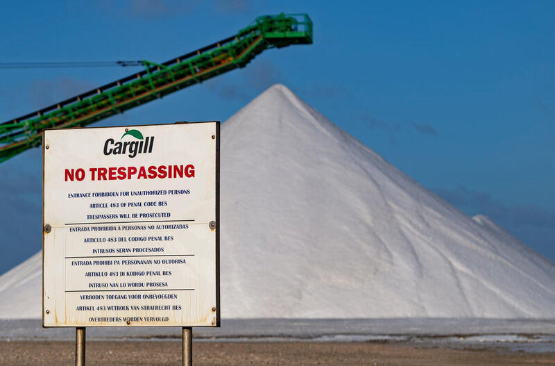 Salt pyramids on the Caribbean island of Bonaire © Marten van Dijl / Greenpeace