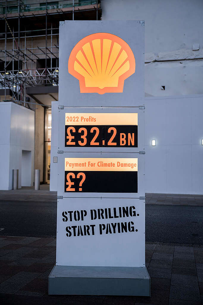 Greenpeace UK Activists target Shell Headquarters as it reveals £32.2bn profits. © David Mirzoeff / Greenpeace