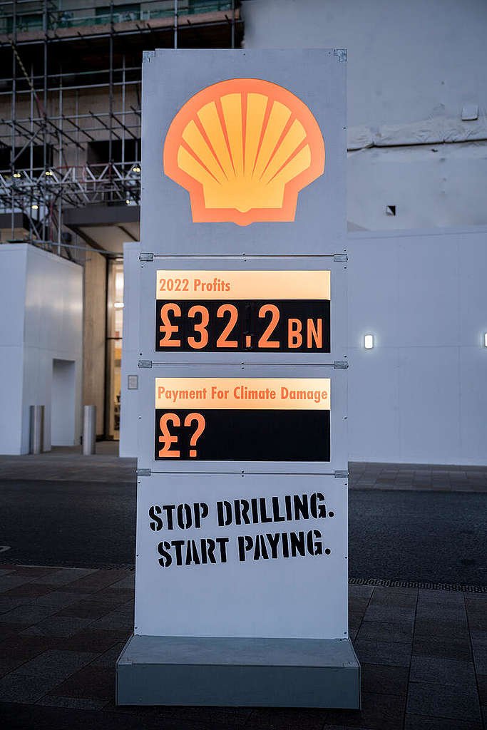 Greenpeace UK Activists target Shell Headquarters as it reveals £32.2bn profits. © David Mirzoeff / Greenpeace Greenpeace UK Activists target Shell Headquarters as it reveals £32.2bn profits. © David Mirzoeff / Greenpeace