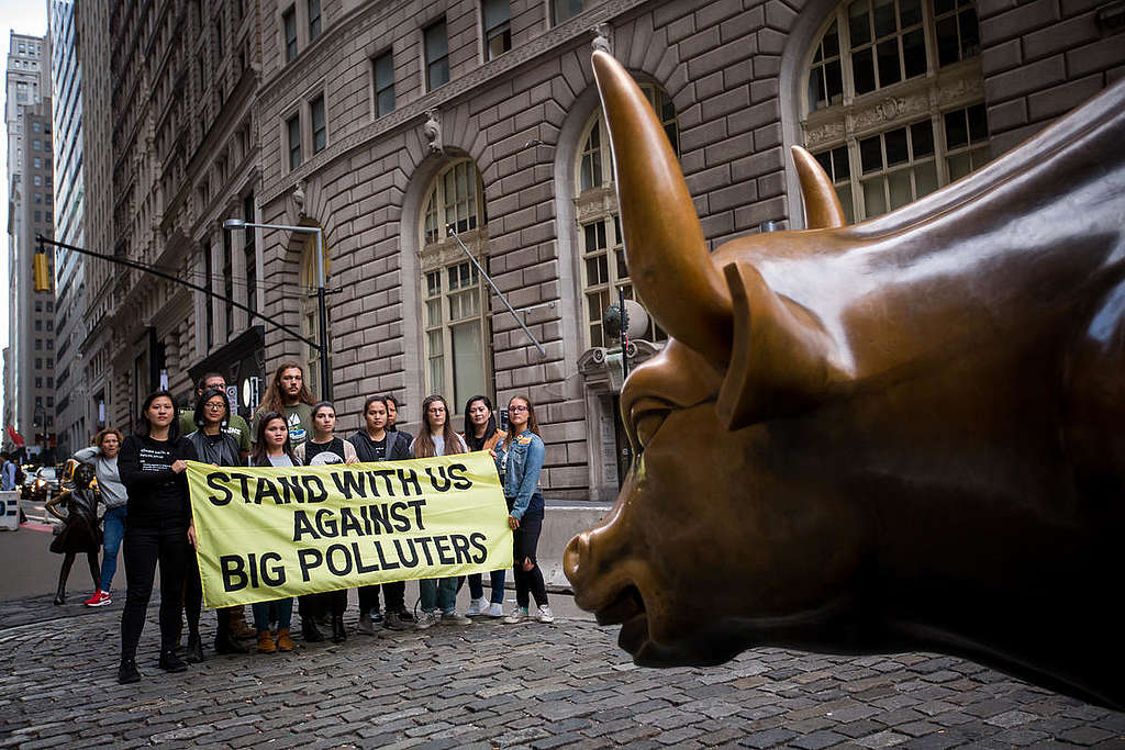 Standing Up to Big Oil and Gas on Wall Street in New York. © Michael Nagle / Greenpeace