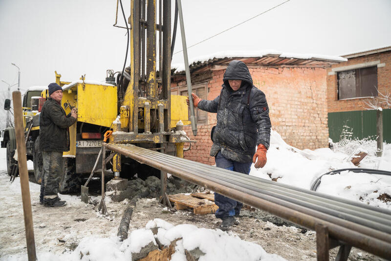 Installation of the heat pump system © Oleksandr Popenko / Greenpeace