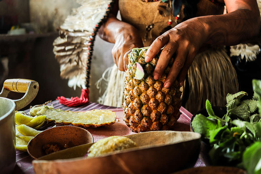 Women preparing meals for the community © Rodrigo Duarte