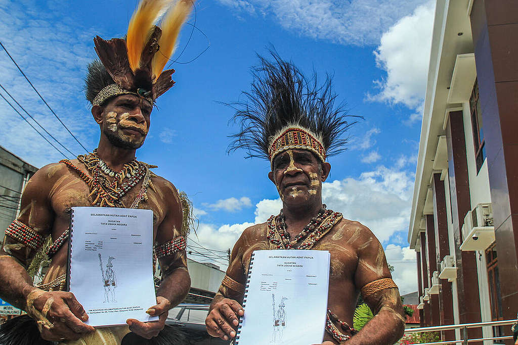 Awyu Tribe File Lawsuit in Jayapura, Papua. © Gusti Tanati / Greenpeace Awyu Tribe File Lawsuit in Jayapura, Papua. © Gusti Tanati / Greenpeace