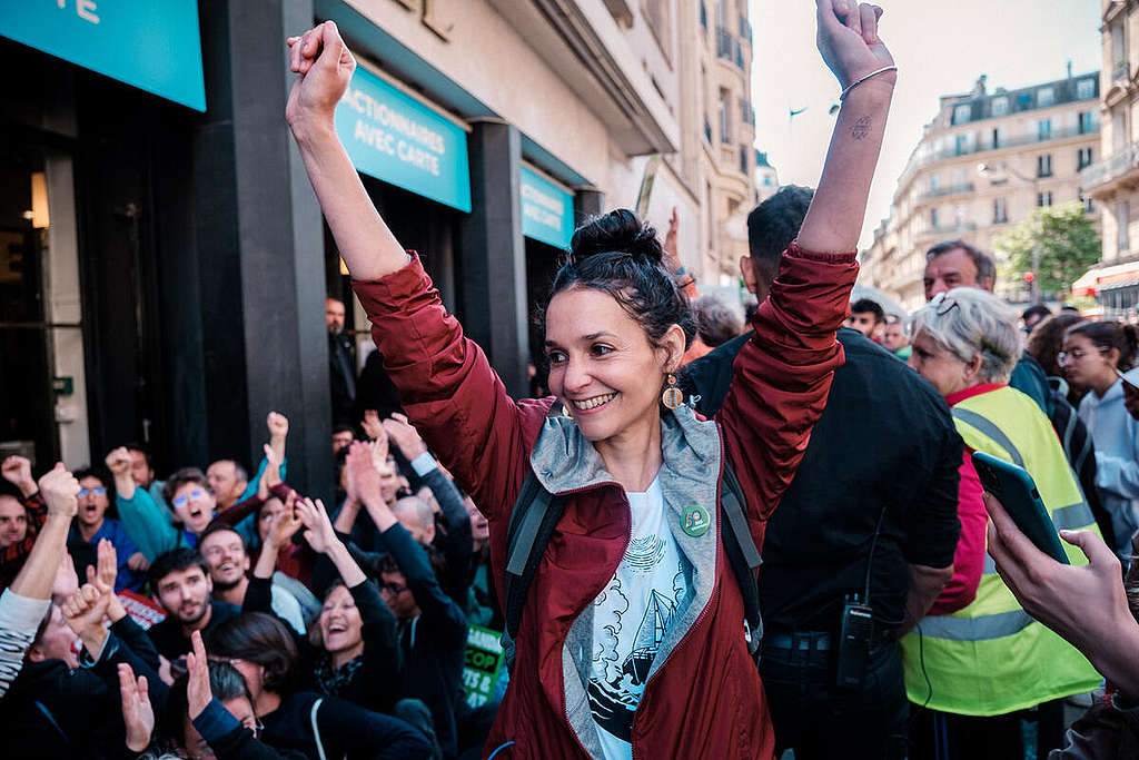 Climate Activists Stop TotalEnergies’ AGM in Paris. © Basile Mesré-Barjon / ANV COP21 - Alternatiba Paris - Les Amis de la Terre France - Greenpeace