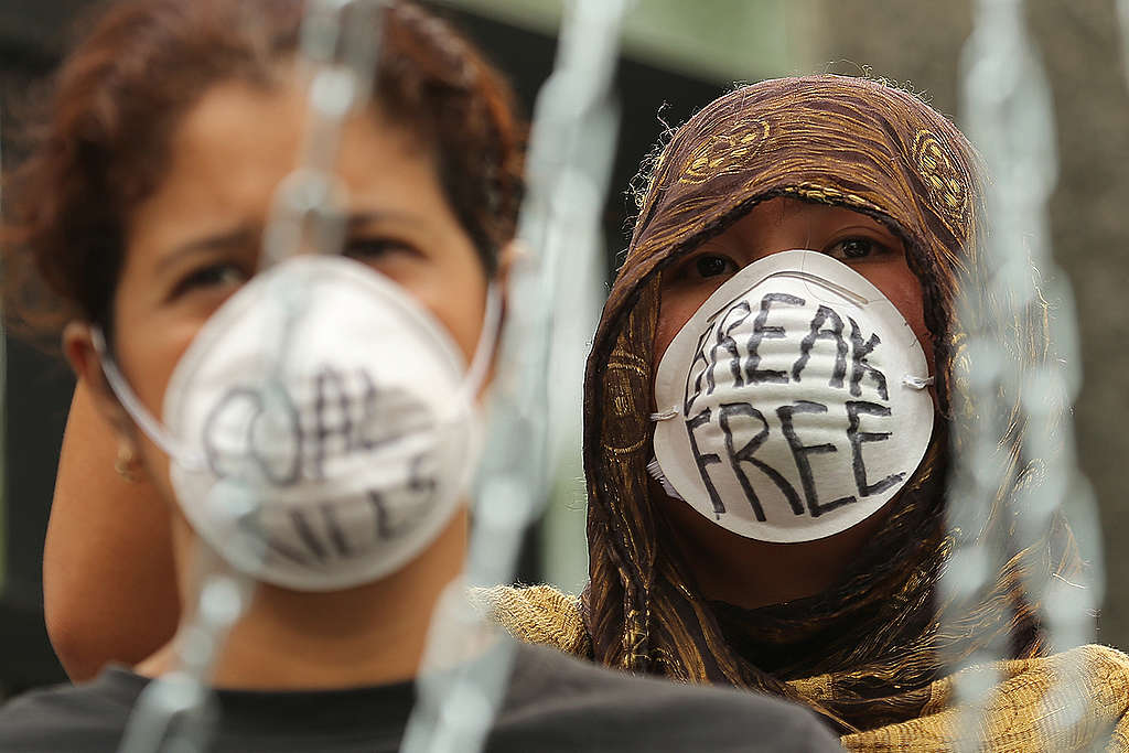 Activists in Manila Launch Global 'Break Free' Protests against Fossil Fuels. © Greenpeace Activists in Manila Launch Global 'Break Free' Protests against Fossil Fuels. © Greenpeace