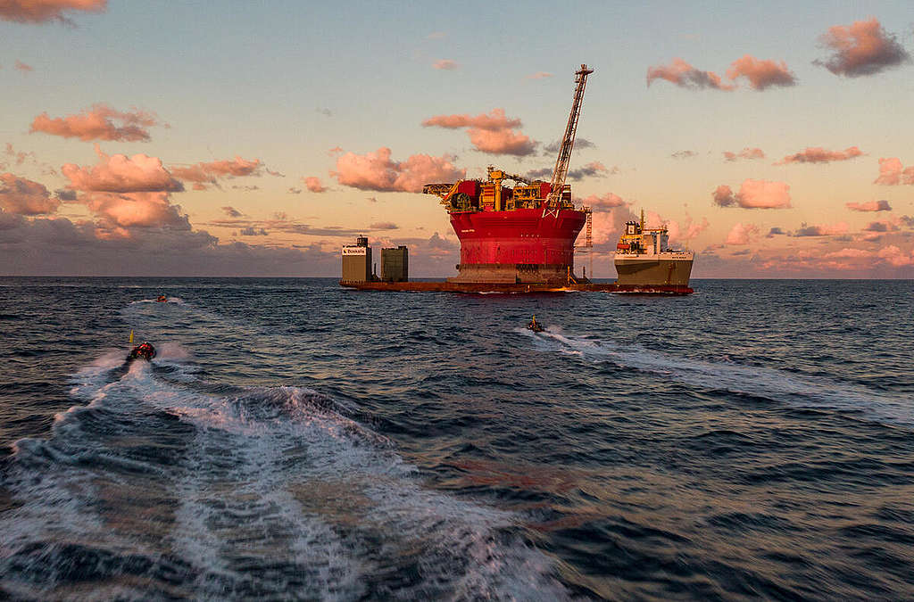 Greenpeace Activists Approach Shell Oil Platform. © Chris J Ratcliffe / Greenpeace