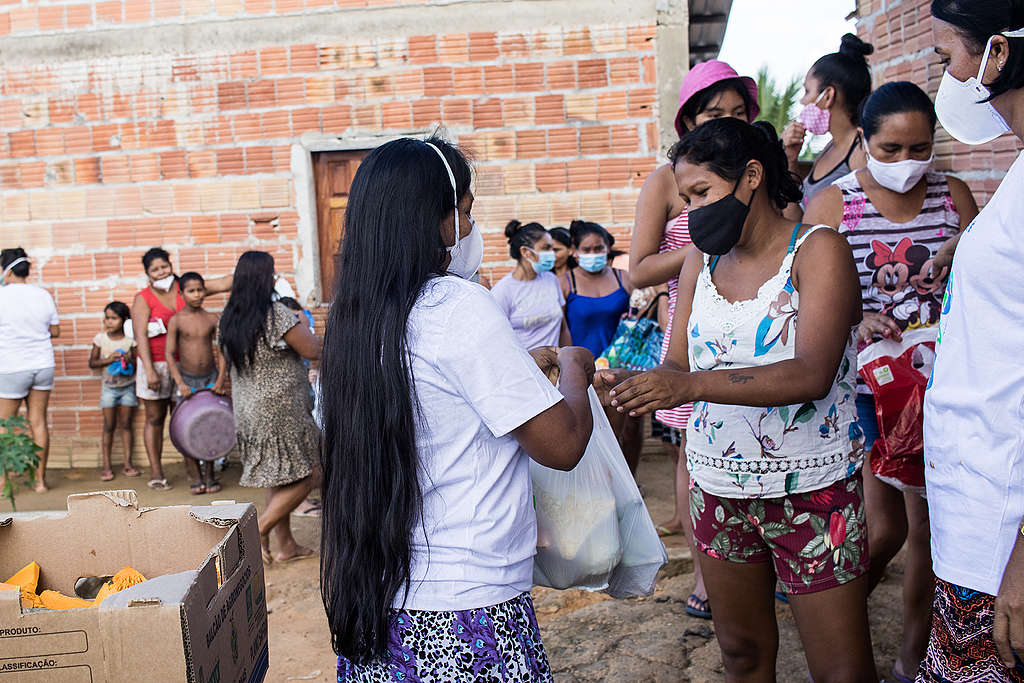 Residents receiving organic food during COVID 19 pandemic © Rodrigo Duarte