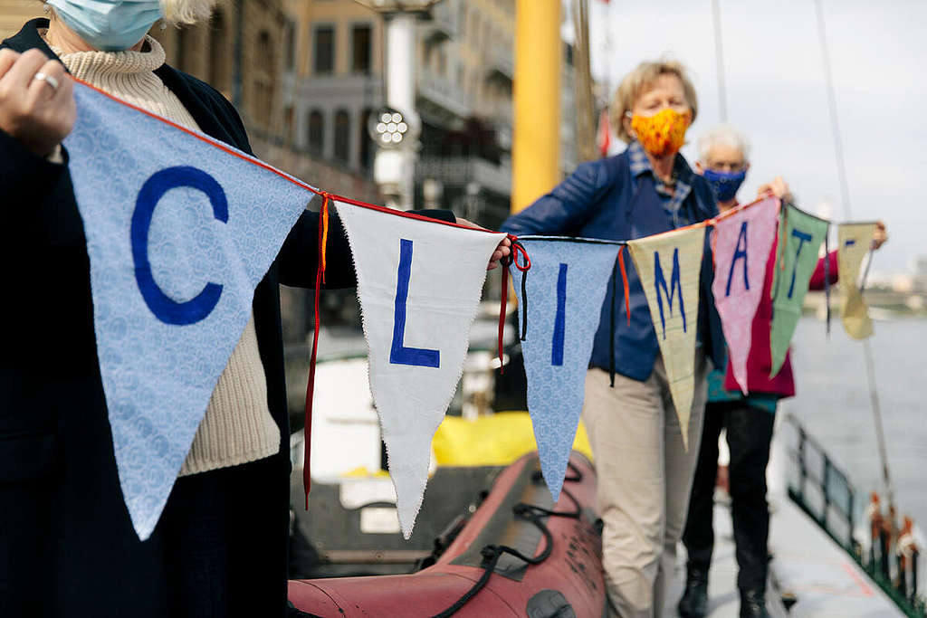 Climate Seniors on MV Beluga in Basel (Travelling to Strasbourg). © Greenpeace / Joël Hunn Climate Seniors on MV Beluga in Basel (Travelling to Strasbourg). © Greenpeace / Joël Hunn