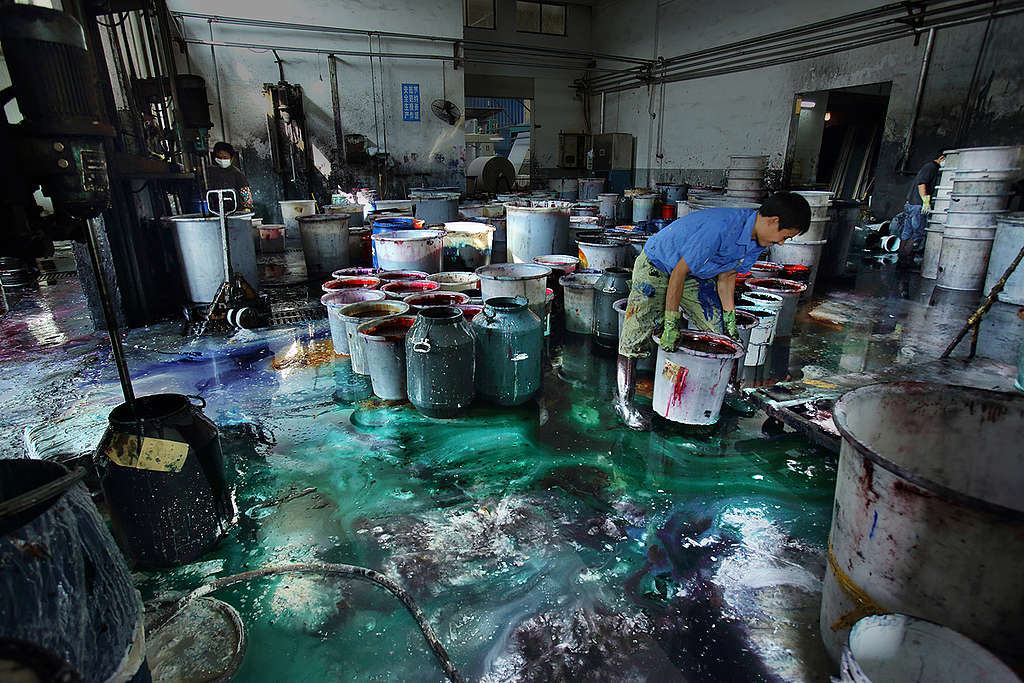 Dye Factory in Shaoxing. © Lu Guang / Greenpeace