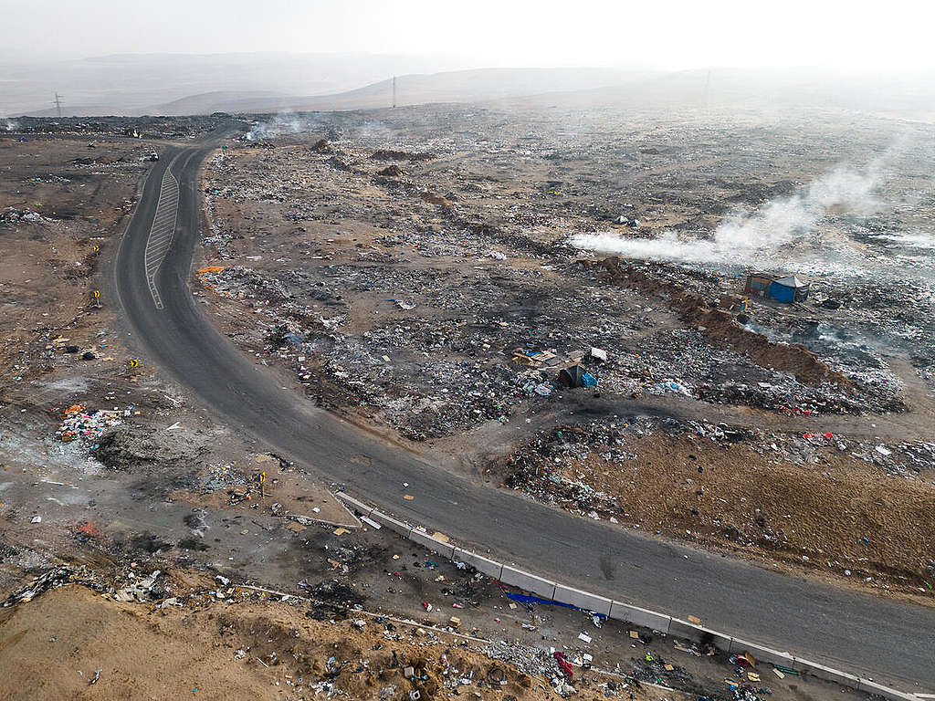 Textile Landfill in Atacama Desert Chile. © Mauricio Bustamante / Greenpeace