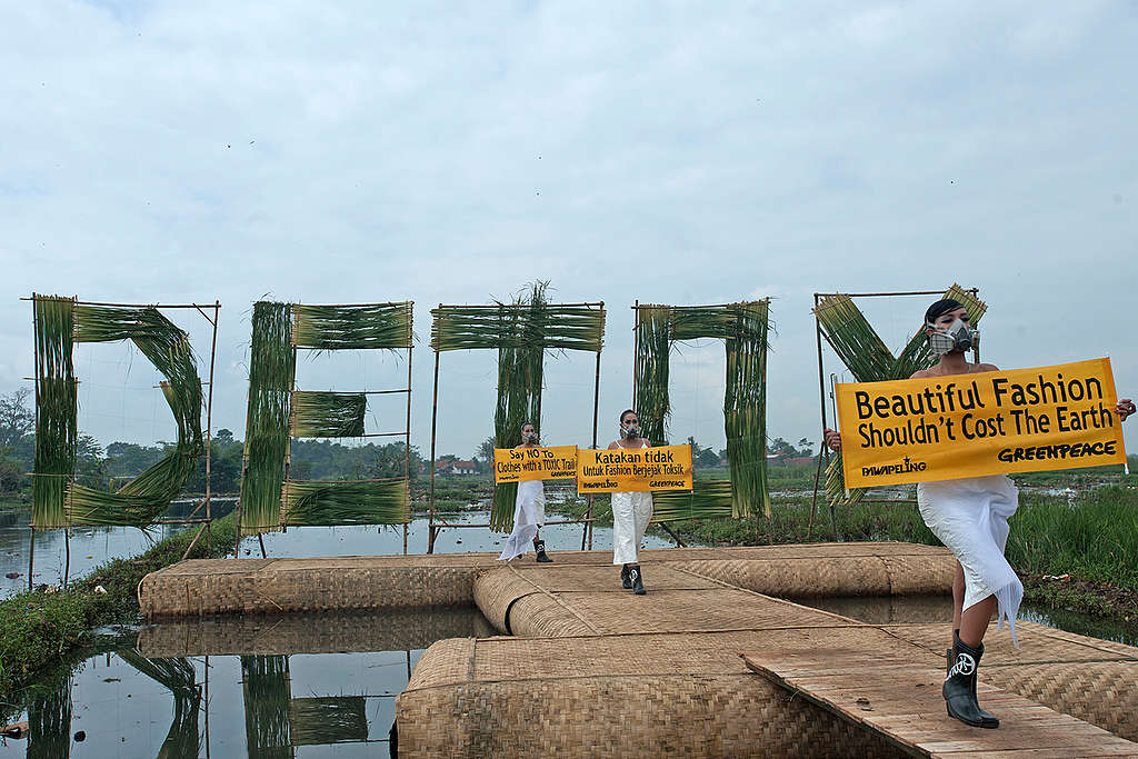 Detox Catwalk in Bandung. © Greenpeace / Hati Kecil Visuals