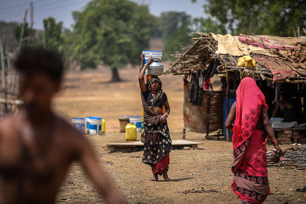 La gente riempie i secchi da una cisterna municipale il 20 maggio 2022, nel villaggio di Lahoria, a 65 chilometri (40 miglia) da Mirzapur, Uttar Pradesh, India.  Un'intensa ondata di caldo ha causato condizioni simili alla siccità in vaste aree agricole in India da nord a sud.  L'India è particolarmente vulnerabile alla siccità perché il suo settore agricolo dipende fortemente da cicli meteorologici naturali, tempestivi e ininterrotti per la sua sopravvivenza.  Ritesh Shukla / Getty Images