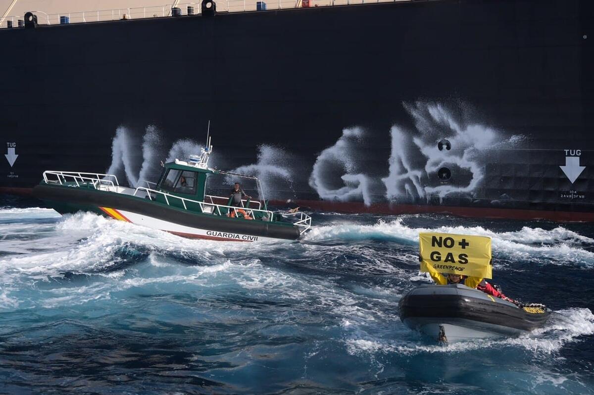 Greenpeace Spain carries out an action with activists from 18 different nationalities, from onboard the ship MY Esperanza and inflatable boats. The activists block the entrance of Sagunto port, to prevent the Merchant vessel loaded with liquefied fossil gas from entering. They also paint 