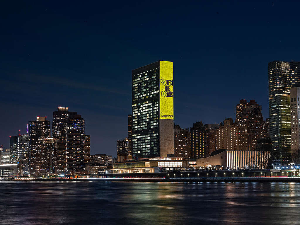 Protect the Oceans Projection onto the UN HQ in New York. © Greenpeace