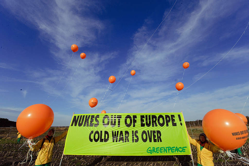Nuclear Action at US Base in Belgium. © Philip Reynaers / Greenpeace