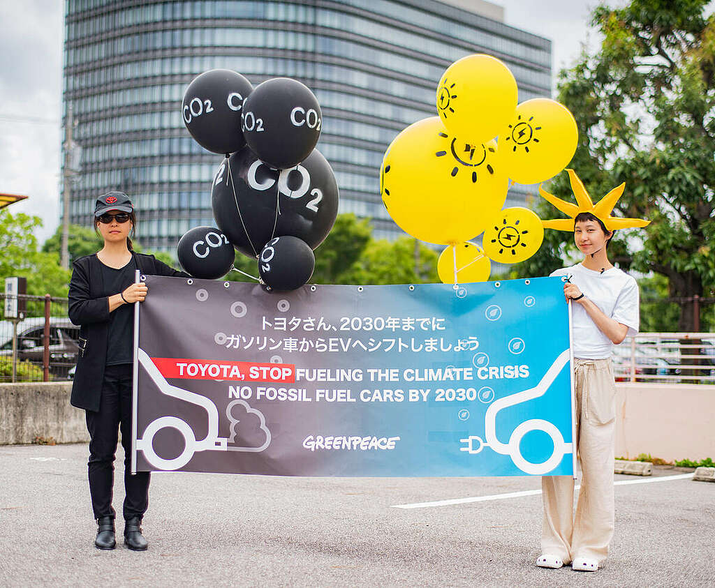 Protest at Toyota's AGM Meeting in Japan. © Thomas Shagin / Greenpeace