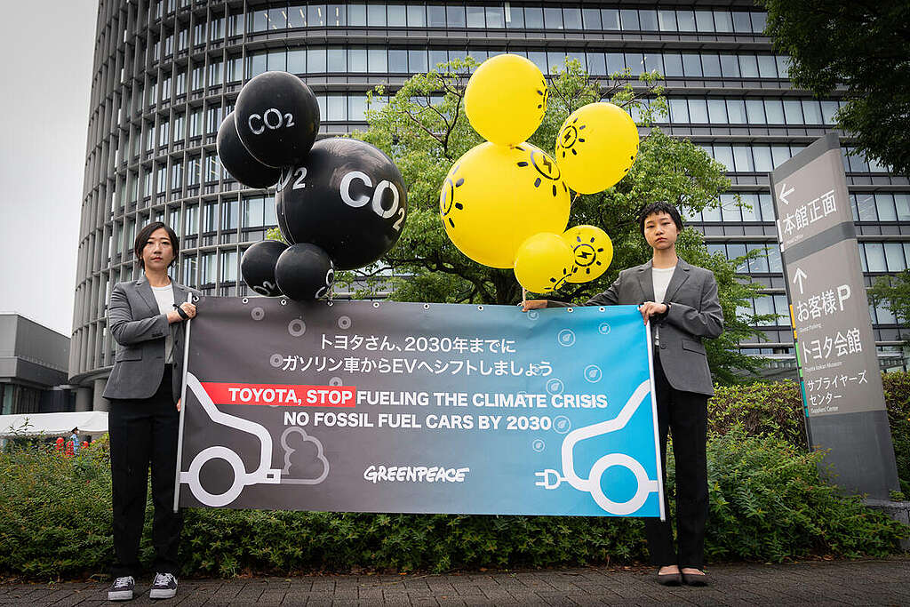 Protest at Toyota's AGM Meeting in Japan. © Thomas Shagin / Greenpeace