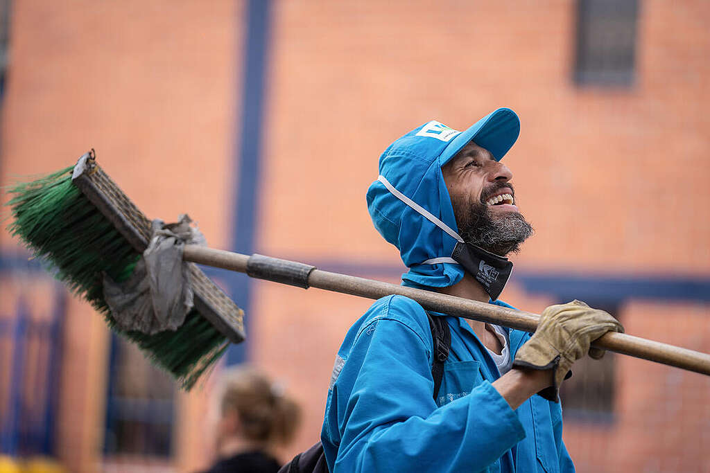 Portrait of street sweeper José Loaiza Molina in Bogota. © Nathalia Angarita / Greenpeace