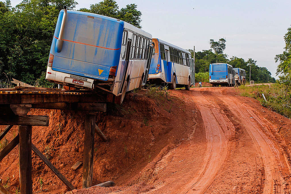 Bus Trapped in a Makeshift Bridge in Amazonas State. © Bruno Kelly / Greenpeace