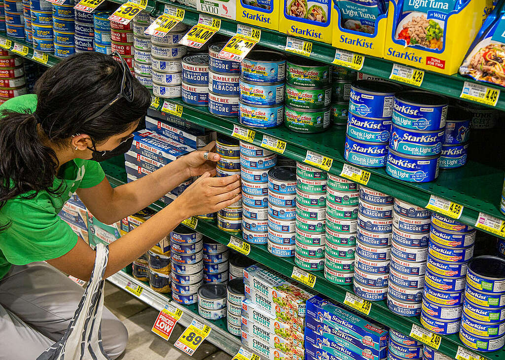 Sourced Bumble Bee Tuna in the US. © Tim Aubry / Greenpeace