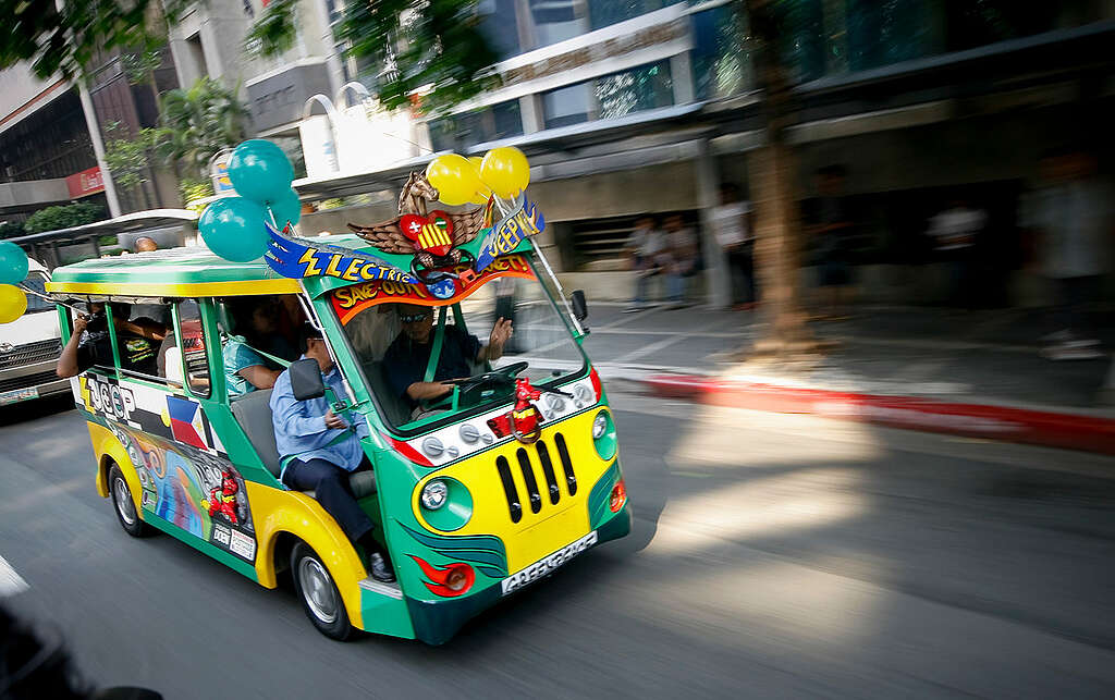 Climate Campaign with Electric Jeepney in Manila. © Greenpeace / Luis Liwanag