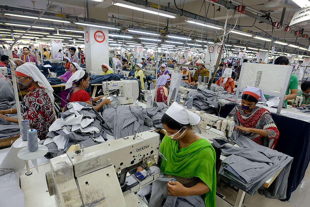 Garment workers in a textile factory the suburbs of Dhaka in Bangladesh that employs about six thousand people. © Frédéric Soltan / Corbis via Getty