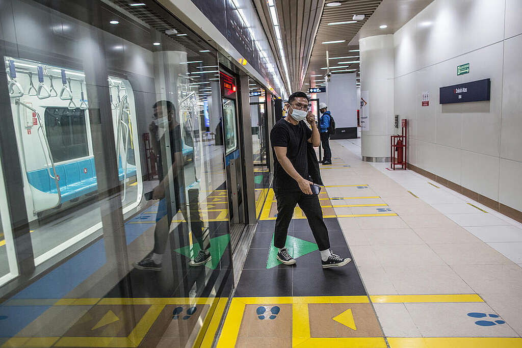 Train Station in Jakarta. © Afriadi Hikmal / Greenpeace