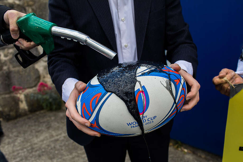 Rugby World Cup 2023: No to TotalEnergies Sponsorship Action in France. © Emeric Fohlen / Greenpeace Rugby World Cup 2023: No to TotalEnergies Sponsorship Action in France. © Emeric Fohlen / Greenpeace