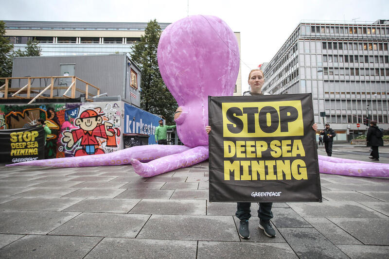 Greenpeace confronts Norway’s Prime Minister with giant octopus