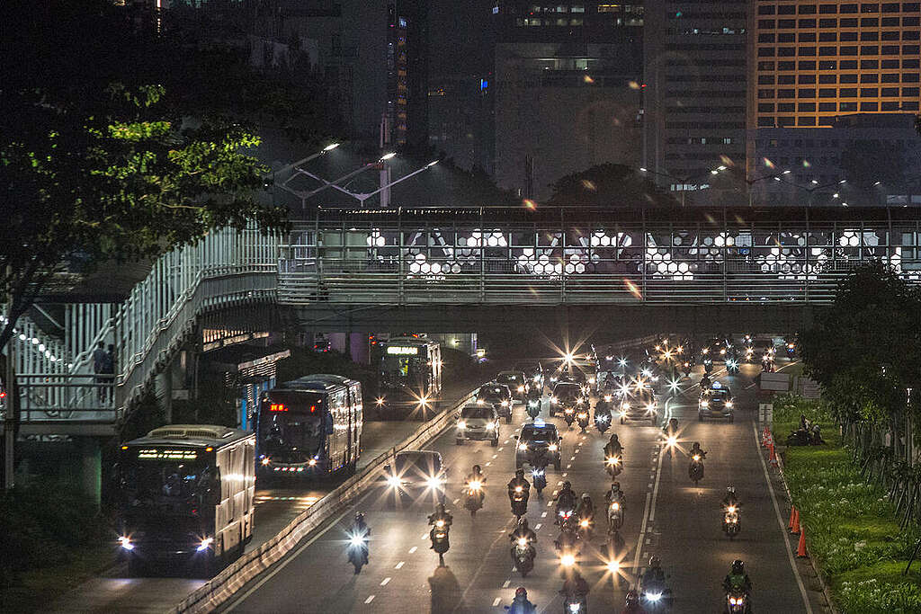 Cityscape and Traffic in Jakarta by Night. © Afriadi Hikmal / Greenpeace