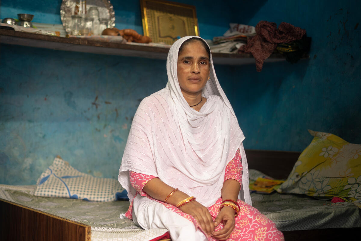 Portraits of women commuters in Delhi - Haseena. © Vinit Gupta / Greenpeace