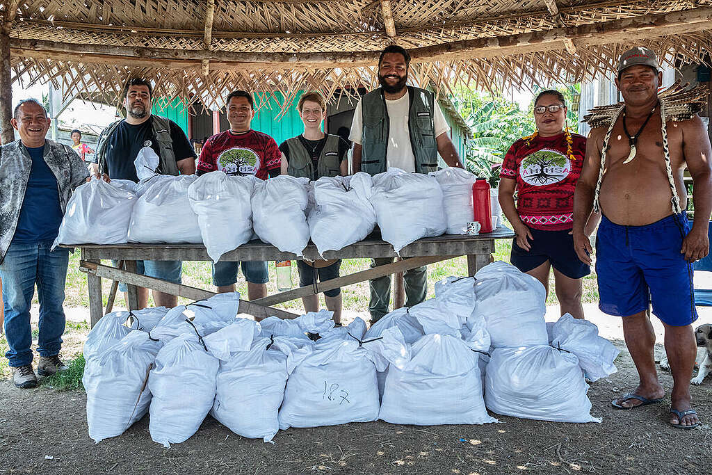 Greenpeace activists and Indigenous representatives with donations © Marizilda Cruppe / Greenpeace