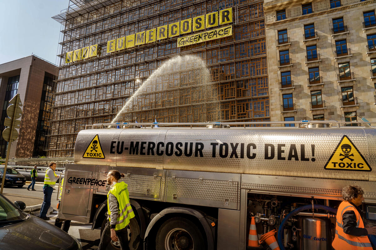 Activists from Greenpeace Belgium scale the EU Council headquarters in Brussels and hung banners on the facade of the building reading “Stop EU-Mercosur” while an agricultural truck sprayed clouds of water to simulate pesticides. © Eric De Mildt / Greenpeace Stop EU-Mercosur Trade - Action in Brussels. © Eric De Mildt / Greenpeace
