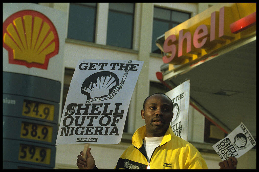 Following the execution of Ken Saro-Wiwa, Greenpeace and Friends of the Earth held a day of protest against Shell, picketing Shell petrol stations. © Greenpeace / Jim Hodson