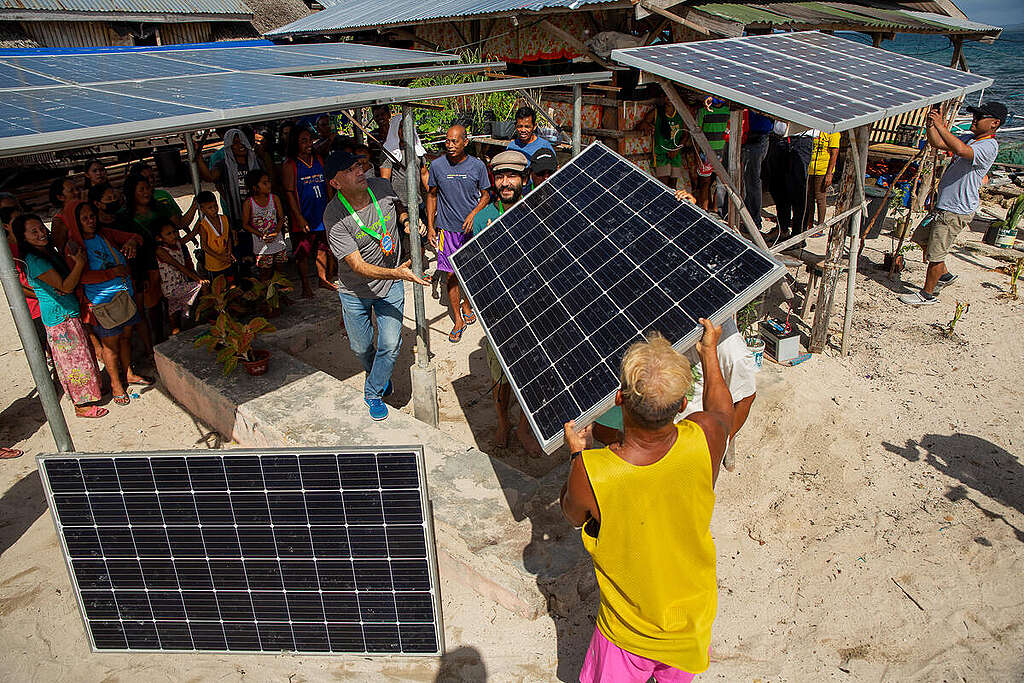 Solar Installation In Inanuran Island, Bohol. © Geric Cruz / Greenpeace