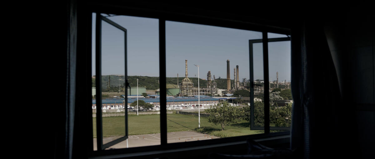 View of the Wentworth Engen oil refinery from neighbouring council housing. © Greenpeace / Malcolm Rainers
