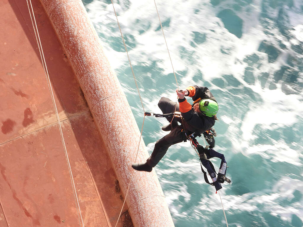 Two more Greenpeace climbers board the Shell oil platform that is being transported to an oilfield north of the Shetland Islands.  © Greenpeace© Greenpeace