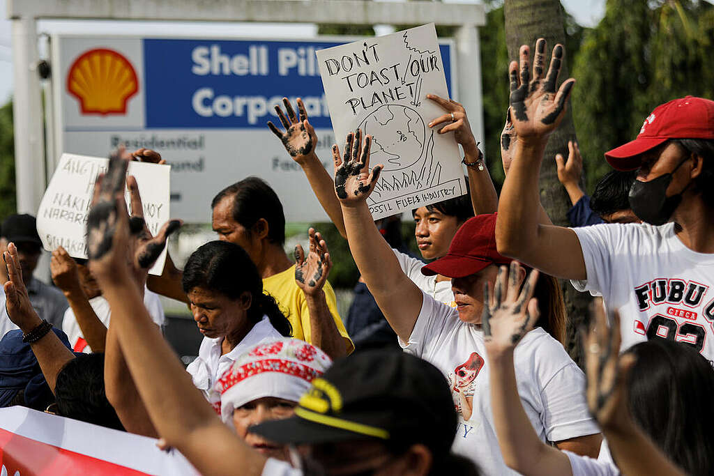 Community Protest at Shell Facility in Batangas. © Basilio Sepe / Greenpeace